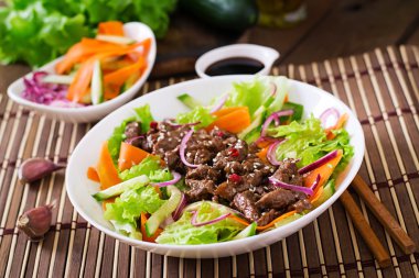 Teriyaki sığır eti ile salata