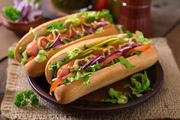 Hot Dogs mit Gurken, Tomaten und Salat — Stockfoto