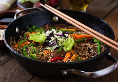 Soba noodle ile sığır eti, havuç, soğan ve tatlı biber
