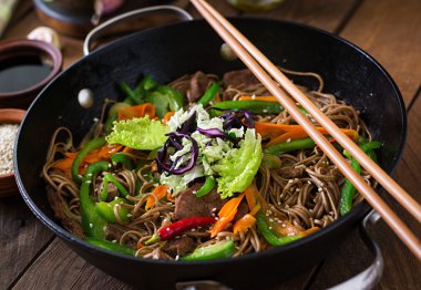 Soba noodle ile sığır eti, havuç, soğan ve tatlı biber