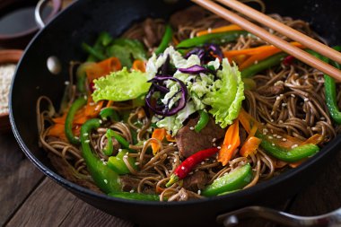 Soba noodle ile sığır eti, havuç, soğan ve tatlı biber