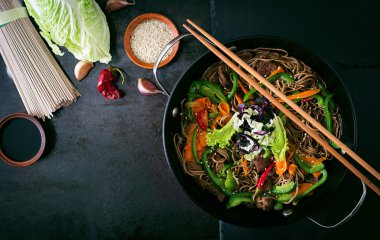 Soba noodle ile sığır eti, havuç, soğan ve tatlı biber
