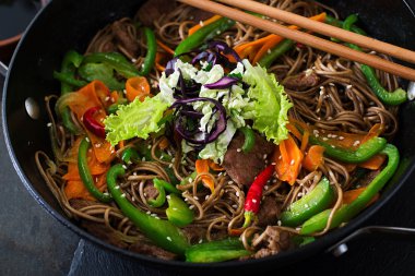 Soba noodle ile sığır eti, havuç, soğan ve tatlı biber