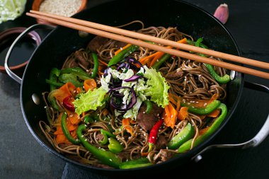 Soba noodle ile sığır eti, havuç, soğan ve tatlı biber