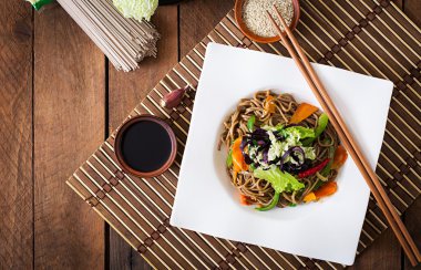 Soba noodle ile sığır eti, havuç, soğan ve tatlı biber