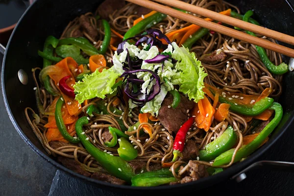 Nouilles de soba au bœuf, carottes, oignons et poivrons — Photo