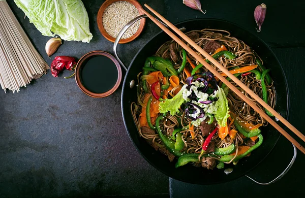 Fideos soba con ternera, zanahorias, cebollas y pimientos dulces —  Fotos de Stock