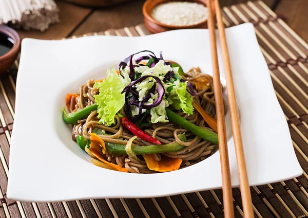 Soba nudlar med nötkött, morötter, lök och paprika — Stockfoto