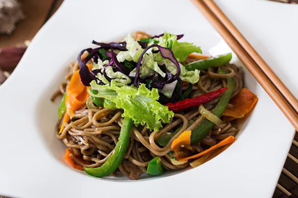 Fideos soba con ternera, zanahorias, cebollas y pimientos dulces — Foto de Stock