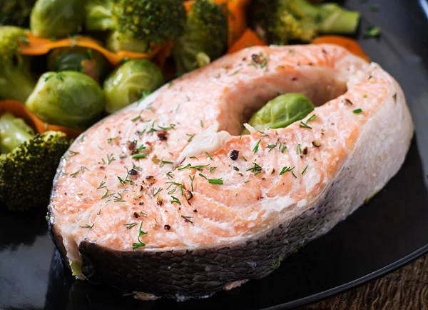 Cucinato su bistecca di salmone al vapore con verdure . — Foto Stock