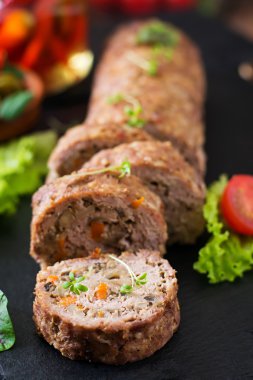 Mantar ve havuç kıyılmış köfte rulo.