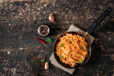 Rustik tarzı eski ahşap zemin üzerine haşlanmış lahana