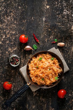 Rustik tarzı eski ahşap zemin üzerine haşlanmış lahana