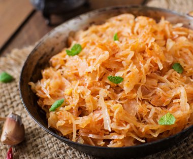 Rustik tarzı eski ahşap zemin üzerine haşlanmış lahana