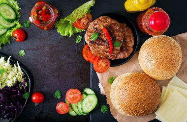 Sandviç hamburger sulu Burger, peynir ve lahana karışımı ile.