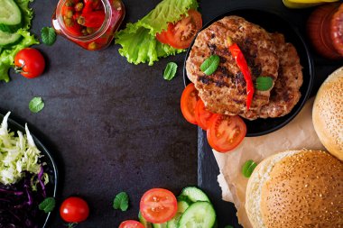 Sandviç hamburger sulu Burger, peynir ve lahana karışımı ile.