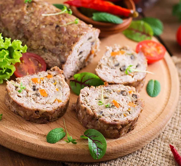 Rolo de rolo de carne picada com cogumelos e cenouras. — Fotografia de Stock