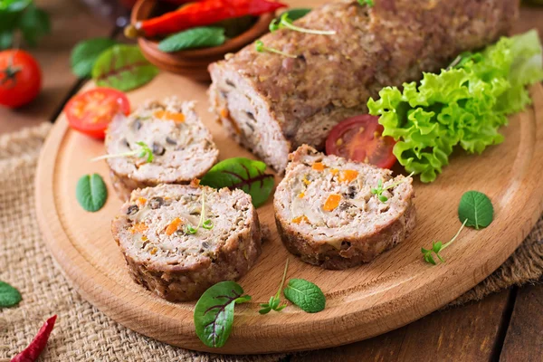 Rotolo di polpettone macinato con funghi e carote . — Foto Stock