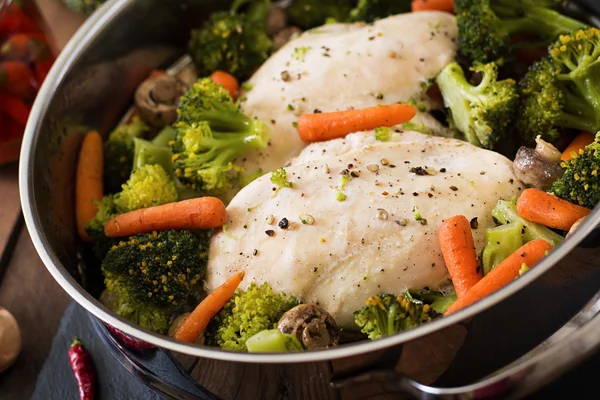 Filet de poulet aux légumes cuits à la vapeur — Photo