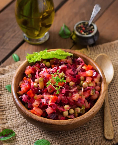 Salada de beterraba Vinagrete em uma tigela de madeira — Fotografia de Stock