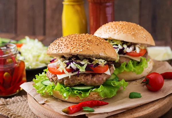 Sandviç hamburger sulu Burger, peynir ve lahana karışımı ile. — Stok fotoğraf