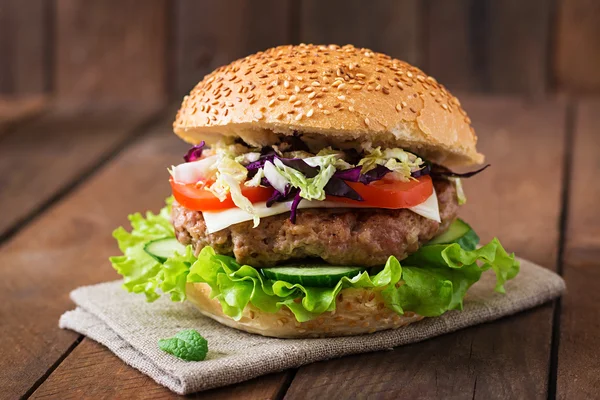Sandviç hamburger sulu Burger, peynir ve lahana karışımı ile. — Stok fotoğraf
