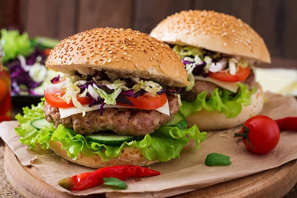 Sandwich hamburger with juicy burgers, cheese and mix of cabbage. — Stock Photo, Image