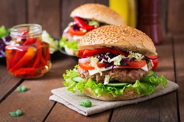 Hamburger sandwich avec hamburgers juteux, fromage et mélange de chou . — Photo