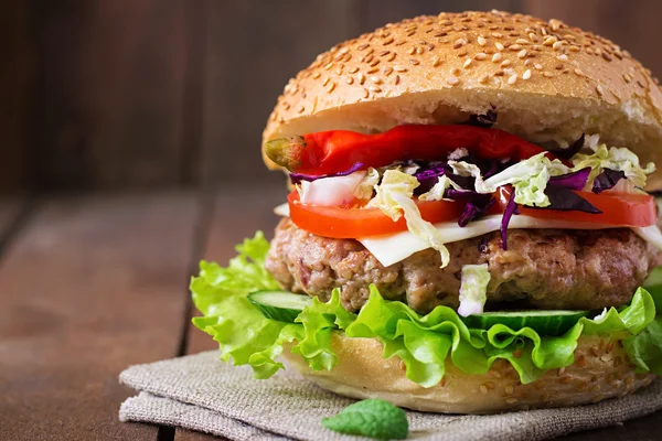 Sandwich hamburgare med saftiga hamburgare, ost och blandning av kål. — Stockfoto