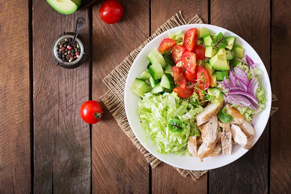Salată dietetică cu pui, avocado, castraveți, roșii și varză chinezească . — Fotografie, imagine de stoc