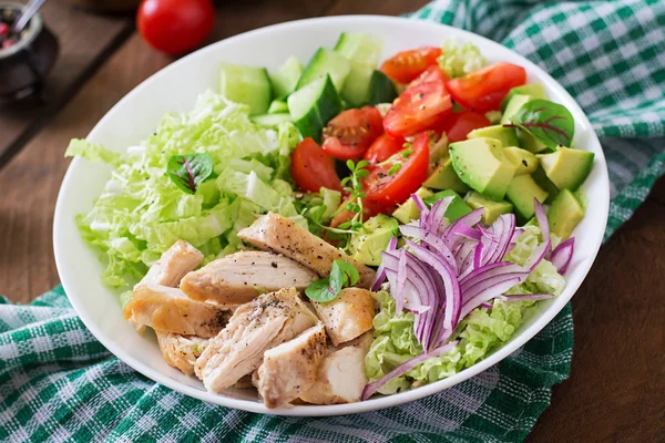 Dietary salad with chicken, avocado, cucumber, tomato and Chinese cabbage. — Stock Photo, Image