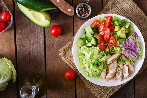 Dietary sallad med kyckling, avokado, gurka, tomat och Kinakål. — Stockfoto