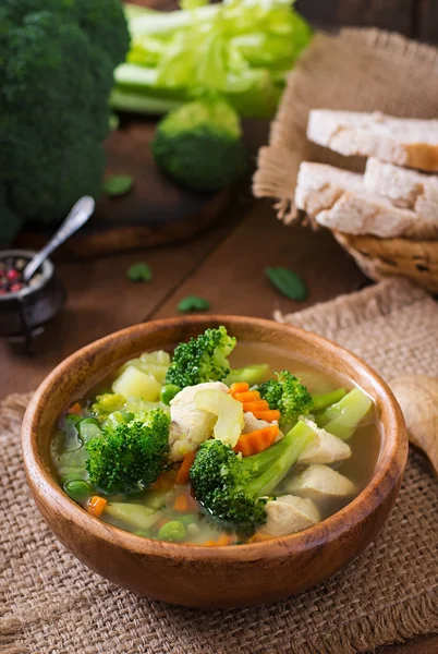 Sopa de pollo con brócoli, guisantes verdes, zanahorias y apio en un bol —  Fotos de Stock