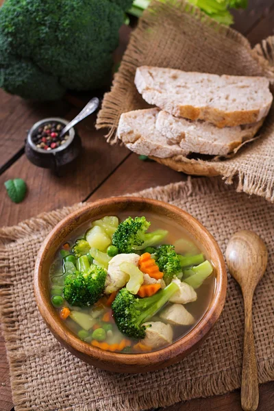 Sopa de pollo con brócoli, guisantes verdes, zanahorias y apio en un bol —  Fotos de Stock