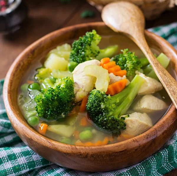 Kippesoep met groene erwten, wortelen, broccoli en selderij in kom — Stockfoto
