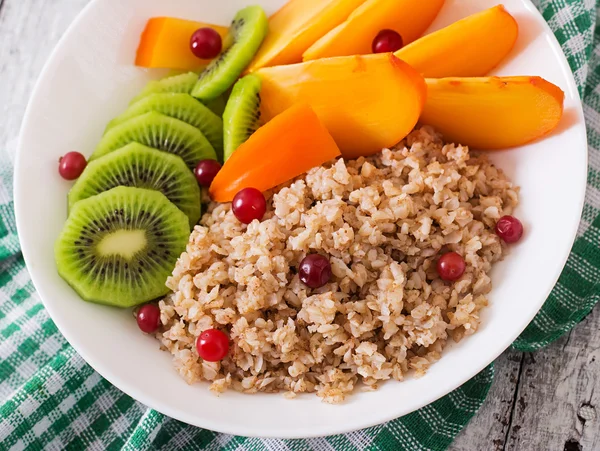 Gachas con fruta fresca y arándanos. Desayuno saludable. Nutrición adecuada. Menú dietético — Foto de Stock