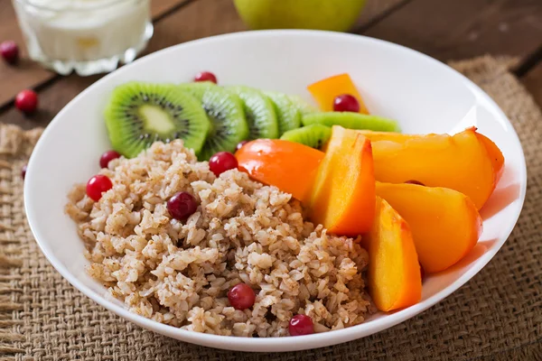 Gachas con fruta fresca y arándanos. Desayuno saludable. Nutrición adecuada. Menú dietético — Foto de Stock