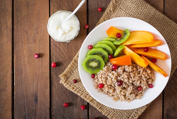 Gachas con fruta fresca y arándanos. Desayuno saludable. Nutrición adecuada. Menú dietético —  Fotos de Stock