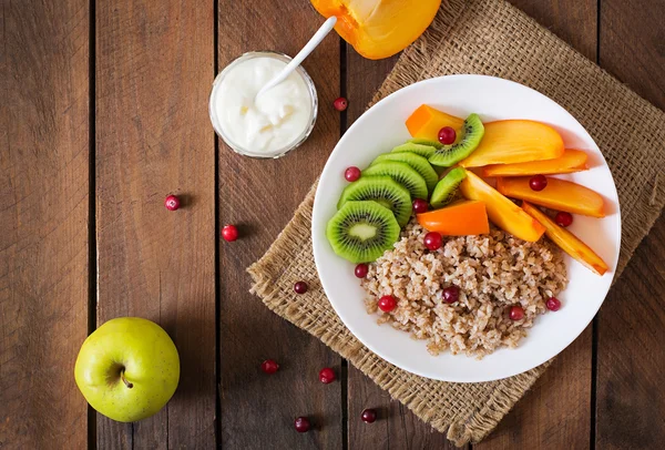 Mingau com frutas frescas e cranberries. Pequeno-almoço saudável. Nutrição adequada. Menu dietético — Fotografia de Stock