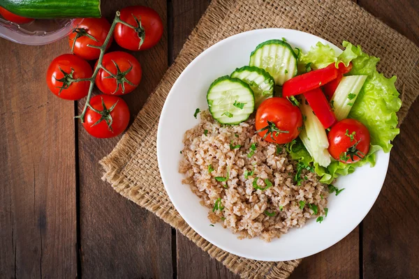 Porridge with fresh vegetables and lettuce. Healthy breakfast. Proper nutrition. Dietary menu. — Stock Fotó