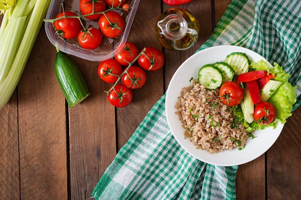 Gachas con verduras frescas y lechuga. Desayuno saludable. Nutrición adecuada. Menú dietético . — Foto de Stock