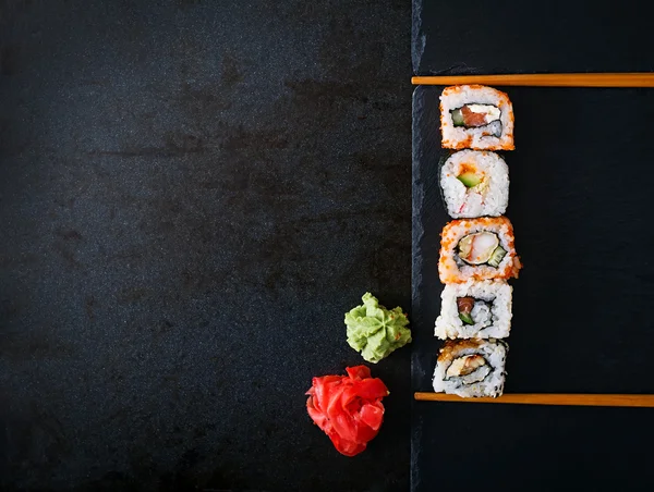 Traditionelles japanisches Essen - Brötchen und Futomaki. — Stockfoto