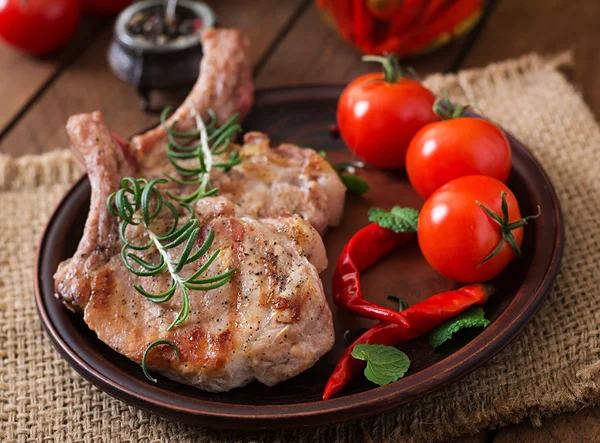 Grilovaný šťavnatý steak na kosti se zeleninou na dřevěné pozadí. — Stock fotografie