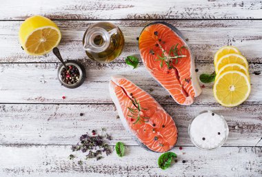 Çiğ somon steak ve sebze açık ahşap renkli rustik tarzda yemek pişirmek için