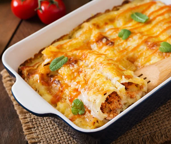 고기 cannelloni 소스 볘 샤 멜 소스 — 스톡 사진