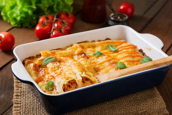 Meat cannelloni sauce bechamel — Stock Photo, Image