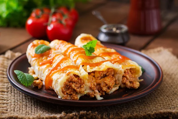 Meat cannelloni sauce bechamel — Stock Photo, Image