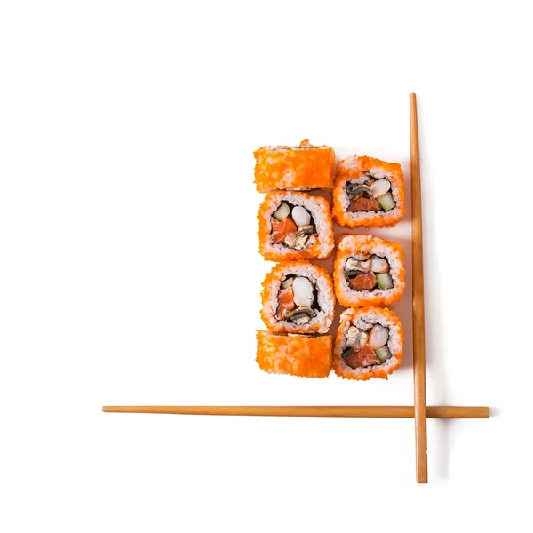 Traditionelle frische japanische Sushi-Rollen isoliert auf weißem Hintergrund. — Stockfoto