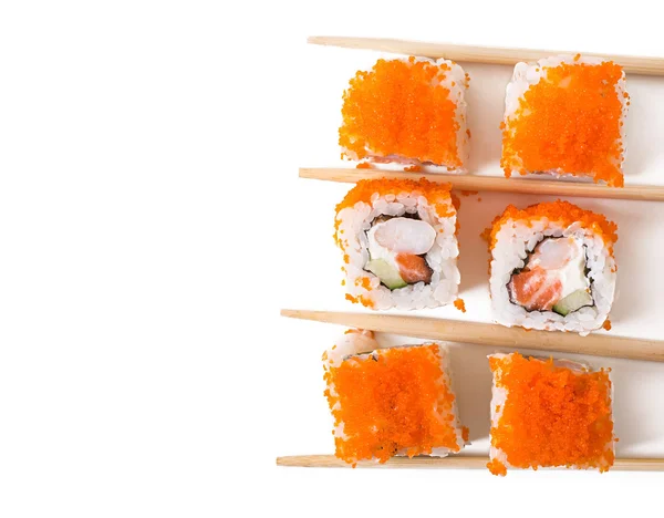 Traditionella färska japansk sushi rullar isolerade på vit bakgrund. — Stockfoto