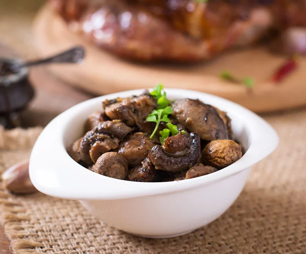 Champignons cuits au four aux herbes provençales — Photo